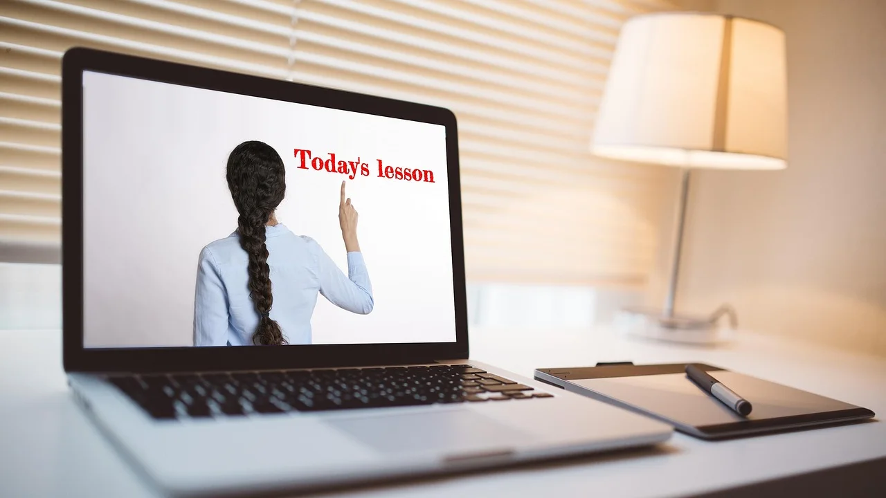 Dizüstü bilgisayar üzerinden online ders anlatan öğretmen